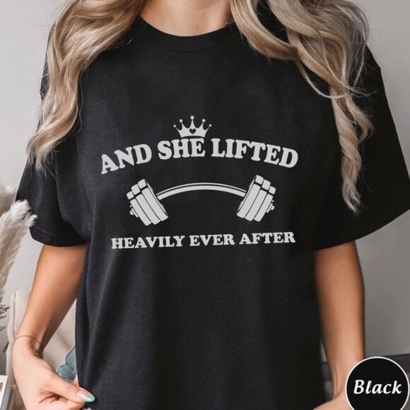 And She Lifted Heavily Ever After Funny Quote Gym Graphic Fan Gift T-Shirt 92 - Picture 1 of 5